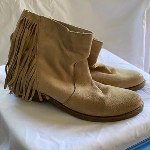 Cool way suede tan booties with fringe